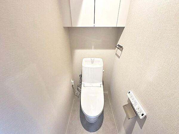 温水便座洗浄便座ですので、寒い日も温かい便座で安心して使用していただけますよ！上部に棚も付いているので、ストックの置き場所にも困りませんね♪
