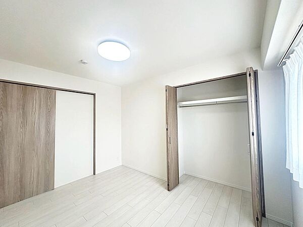 お部屋を広く利用するために必須なハンガーパイプ付のクローゼットがあります♪もちろんお荷物を収納されても良しの勝手の良いクローゼットは嬉しいですね♪