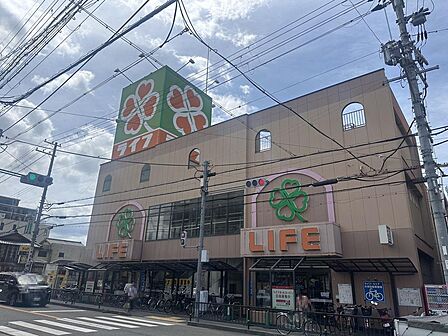 ライフ和泉大宮店まで徒歩2分