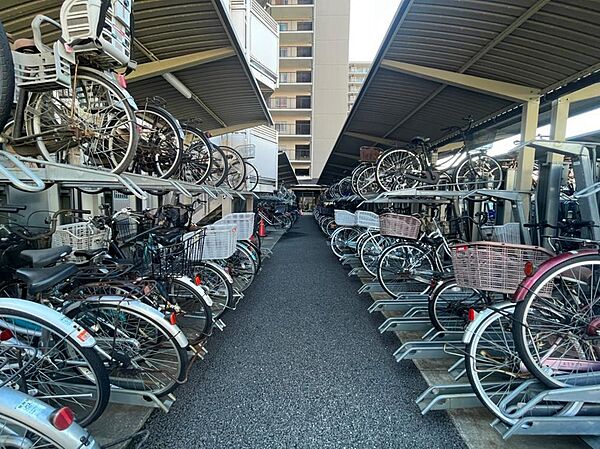 【駐輪場】屋根ございますので、雨で自転車が濡れないのは、嬉しいポイントですね☆