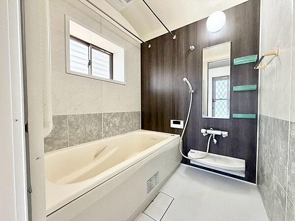ゆったりとくつろげる綺麗な浴室ですよ！時間短縮でシャワーだけの方も多いですが、一日の疲れを癒すため湯船に浸かれば心身ともにリラックスできますね♪