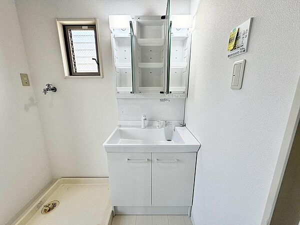 収納豊富なシャワー付き洗面台！洗濯パン横すぐにバルコニー直結ドアがあるため、お洗濯をすぐ干せる嬉しい導線になっています♪
