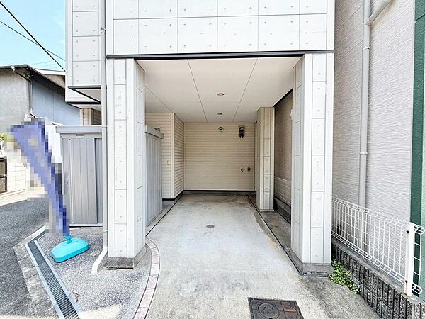【駐車場】ビルトインガレージございますよ！雨の日も愛車が濡れにくく嬉しいですね！