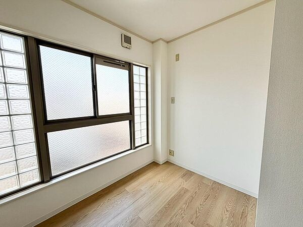 クロス・フローリング張替！綺麗な壁や床で室内が明るくなりますね！爽やかな気分でお過ごしいただけますよ！