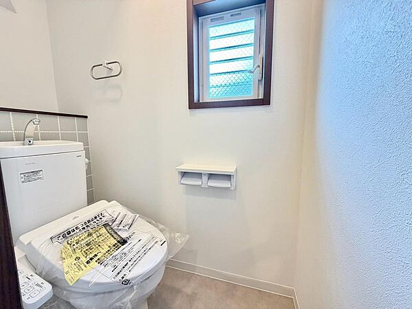 温水便座洗浄便座ですので、寒い日も温かい便座で安心して使用していただけますよ！