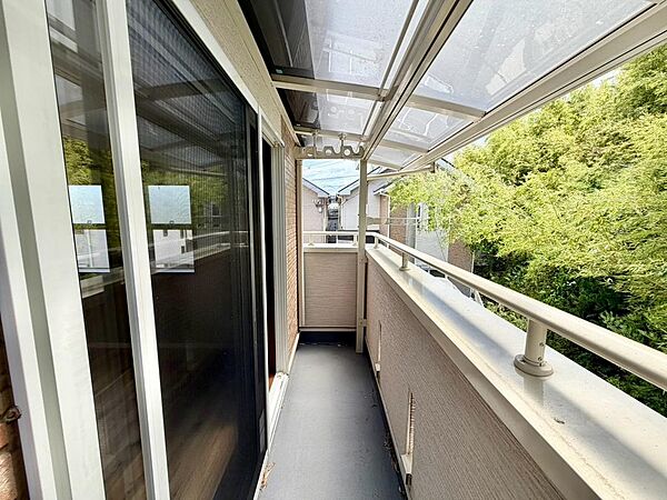 屋根付きのバルコニーは少々の雨でもお洗濯できますね♪