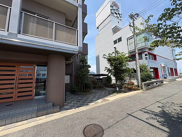 洗面室へはキッチンからと廊下からの２方向から出入りできるので、家事の効率も上がりますね！