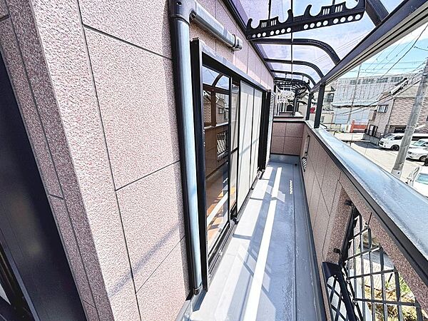 【バルコニー】バルコニーに屋根ついてますので、突然の雨も洗濯ものが濡れにくく嬉しいですね！