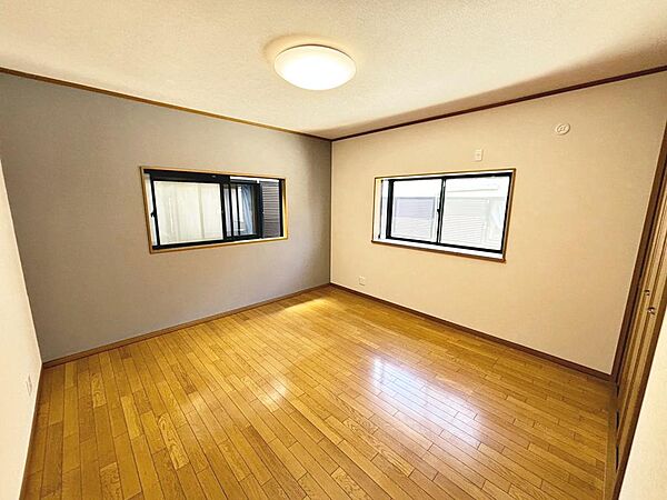 穏やかな光が差し込む室内には、穏やかな時間が流れます。休日には、落ち着いた空間で自分の趣味を楽しむのはいかがですか。
