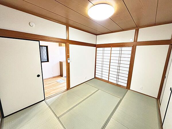 和室ございます♪一息つく時の癒しの空間や客間にも使えますね☆お子様のお昼寝スペースにもぴったりです♪