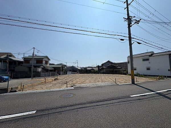 【府道大阪高石線に面してますよ】前面道路約７．８ｍ！土地間口約２１ｍ！広々開放感のある土地ですよ！