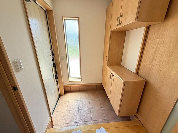 【玄関】ゆとりの玄関ですよ！シューズボックスございますので、散らかりがちな玄関も片付きますね！