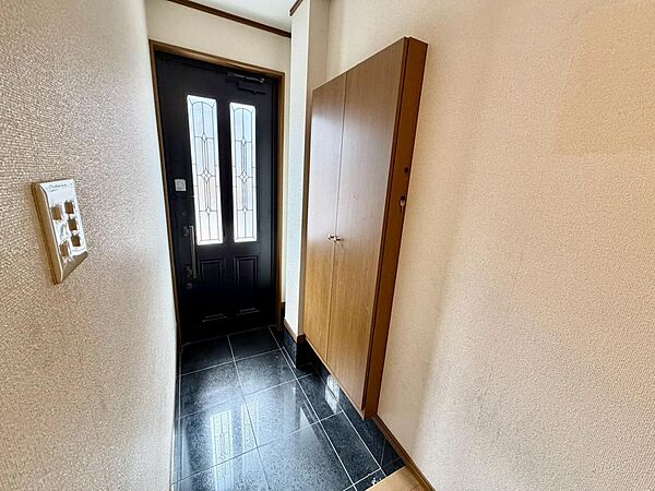 ゆとりのある玄関ですよ！シューズボックスございますので、散らかりがちな玄関も片付きますね！