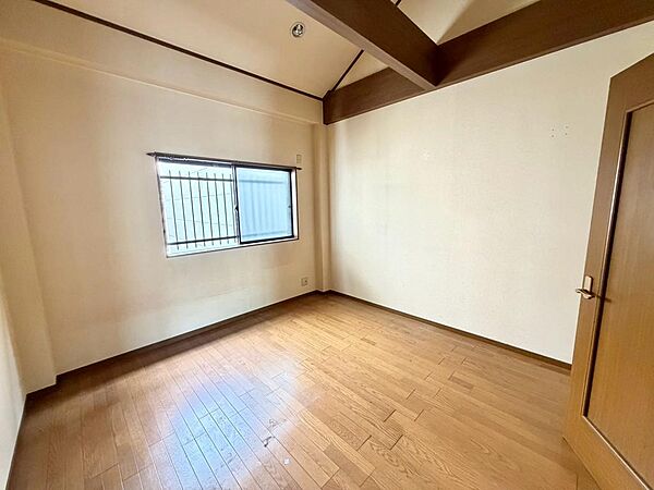 穏やかな光が差し込む室内には、穏やかな時間が流れます。休日には、落ち着いた空間で自分の趣味を楽しむのはいかがですか。