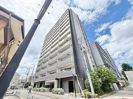 ファミリーマートまで徒歩２分♪サンドラッグまで徒歩８分♪お買い物に便利な立地ですね！