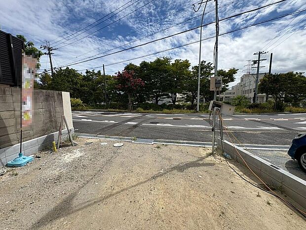 前面道路約12.3m!広々とした前面道路です!運転が苦手な方も安心ですね!