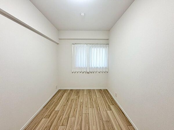 【洋室】クロス・フローリング張替！綺麗な壁や床で室内が明るくなりますね！爽やかな気分でお過ごしいただけますよ♪