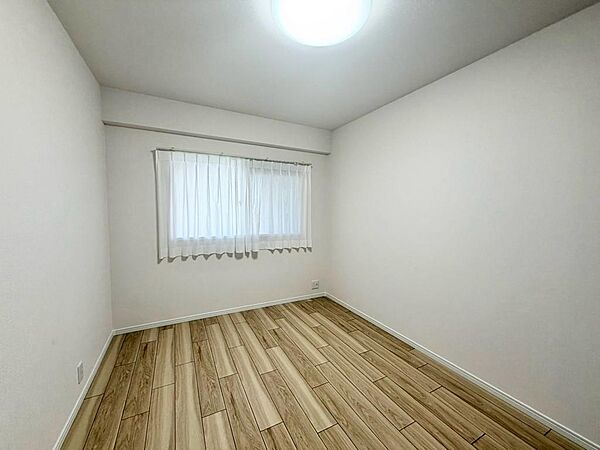 【洋室】穏やかな光が差し込む室内には、穏やかな時間が流れます♪休日には、落ち着いた空間で自分の趣味を楽しむのはいかがですか♪