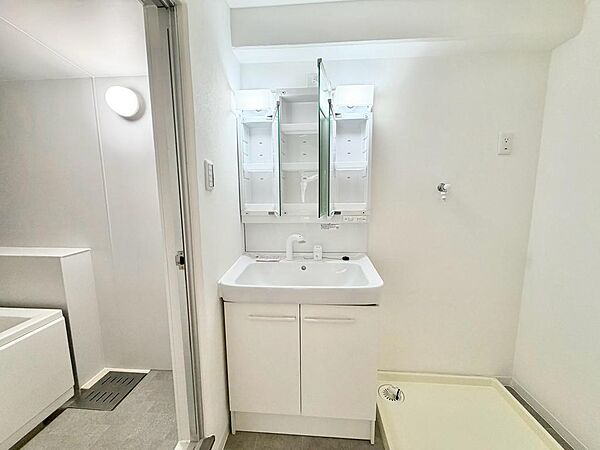 【洗面台新調】ゆとりのある洗面室ですよ！朝の身支度もスムーズにできますね！