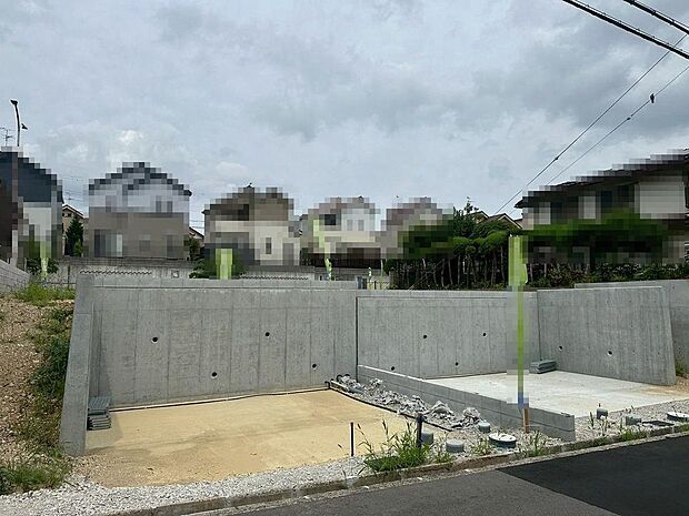 主寝室としても利用できる約7.7帖の洋室は南側にバルコニーがあり、日当たり良好です♪温かい光の差し込むゆとりのある居室をぜひ現地にてご確認くださいませ!