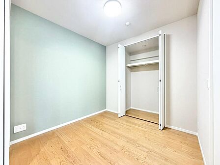 【クローゼット】お部屋を広く利用するために必須なクローゼットが全室付いています♪もちろんお荷物を収納されても良しの勝手の良いクローゼットは嬉しいですね♪