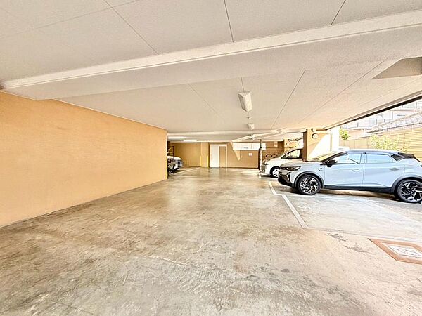 【駐車場】敷地内駐車場（月額：22000円～23000円）ございますよ！空き状況確認必要です！詳しくは担当までお問い合わせください！