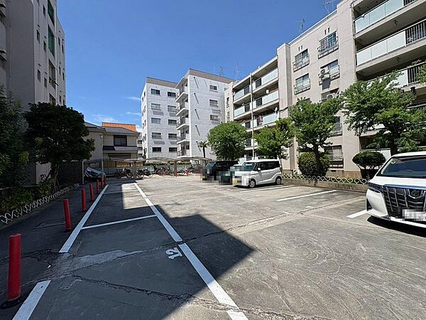 駐車場は月6,600円～です。空き情報は担当スタッフまでお問い合わせください。