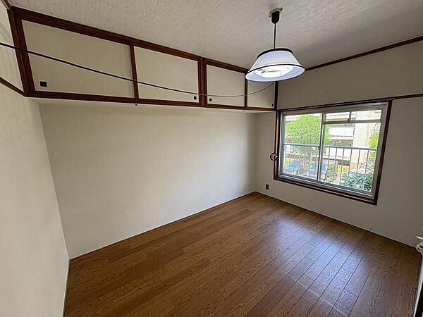 穏やかな光が差し込む室内には、穏やかな時間が流れます。休日には、落ち着いた空間で自分の趣味を楽しむのはいかがですか。