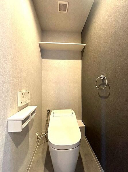 温水便座洗浄便座ですので、寒い日も温かい便座で安心して使用していただけますよ！