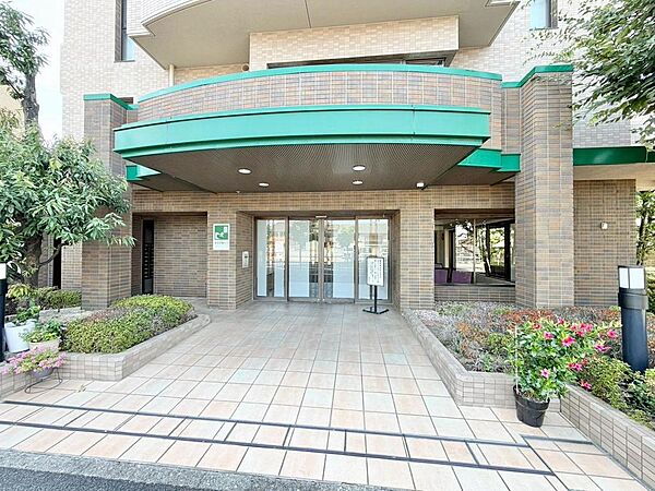 玄関にシューズボックスありますよ！玄関周りもスッキリ片付きますね♪