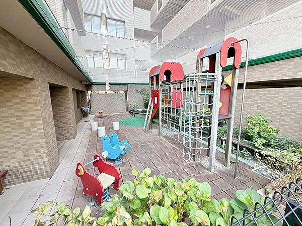 敷地内に公園あります！お子様の遊び場所にもいいですね♪