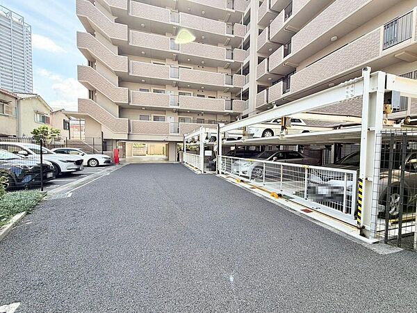 敷地内駐車場空きありますよ（月額12000円～16000円）！愛車の置き場所に困りませんね♪