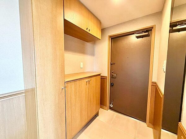 【玄関】シューズボックス付！散らかりがちな玄関も片付きますね♪