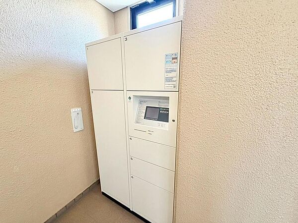 宅配ボックスございます！インターネットショッピングを活用する機会が多い方も、留守中に注文した商品が届くので配送時間を気にせずに注文をすることができます！
