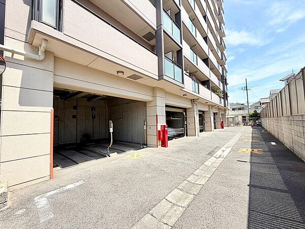 【駐車場】敷地内駐車場（月額：19000円）ございますよ！要空き状況確認必要です！詳しくは担当までお問い合わせください！
