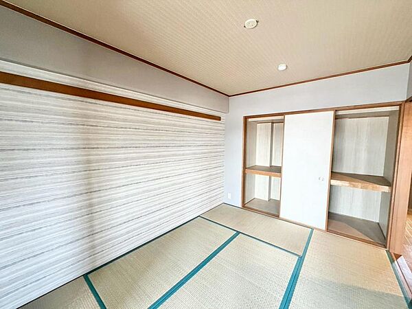 お子様と遊んだり、お客様を泊めたり、ゲストルームとしても利用できる和室♪タタミの良い香りがします♪