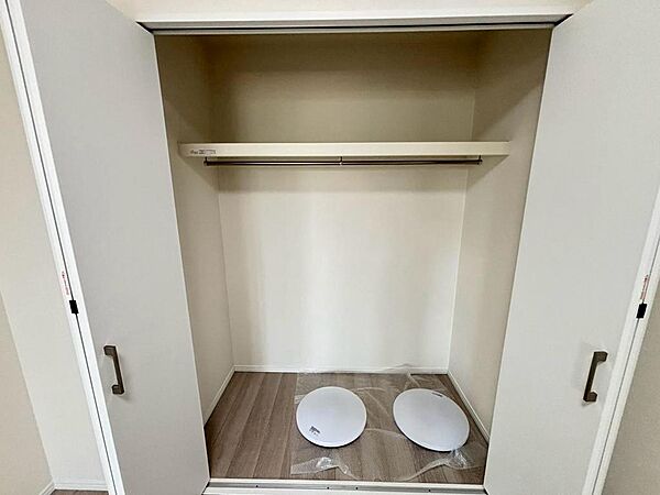 約４．５帖の洋室はリビングに隣接してますので、繋げると広々お使い頂けますよ！来客時にも嬉しいですね！