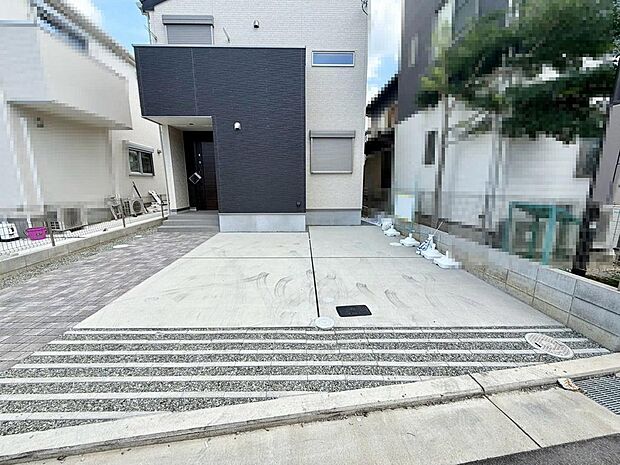 並列に駐車2台可能です!車の出し入れもスムーズにできますね♪