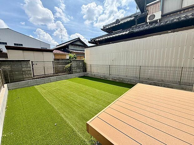 ウッドデッキに広いお庭が魅力の物件です。現地でぜひご覧くださいませ。