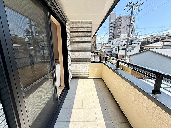【南面バルコニー】開放感のあるバルコニーです♪お洗濯も楽々快適に干せますよ♪