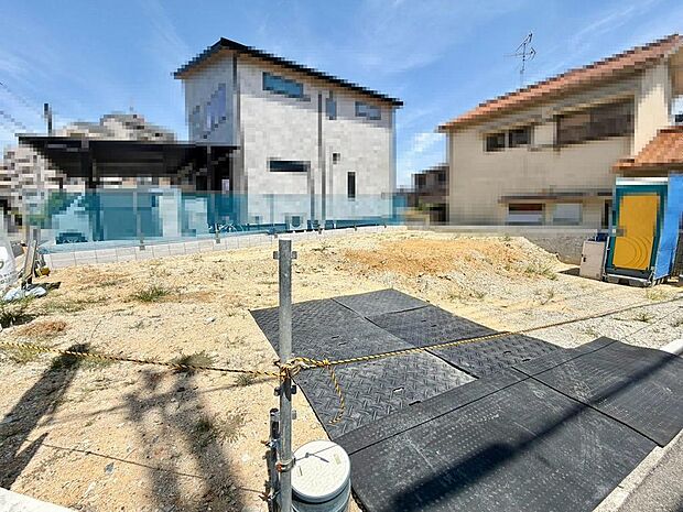 【浴室乾燥機付きです】一坪以上の浴室でのびのび一日の疲れを癒して下さいね！浴室に窓が付いているので、換気ができて湿気やカビ防止になりますよ♪
