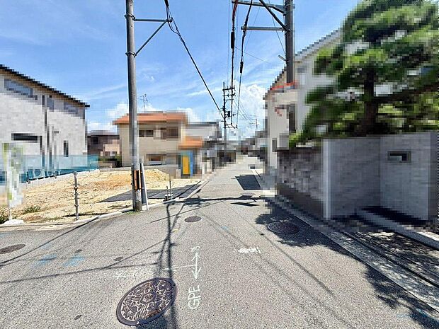 主寝室としても利用できる約８帖の洋室は南側にバルコニーがあり、日当たり良好です♪