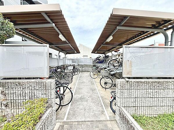駐輪場に屋根があるので、雨の日に自転車が濡れにくく嬉しいですね！