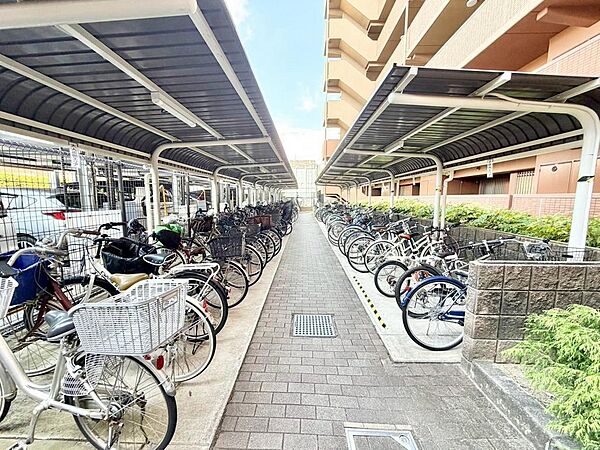 駐輪場に屋根があるので、雨の日に自転車が濡れにくく嬉しいですね！