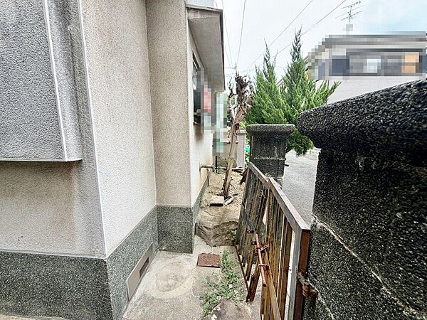 周辺にはスーパーや薬局など、商業施設がそろっていますよ！とても住みやすい環境です！