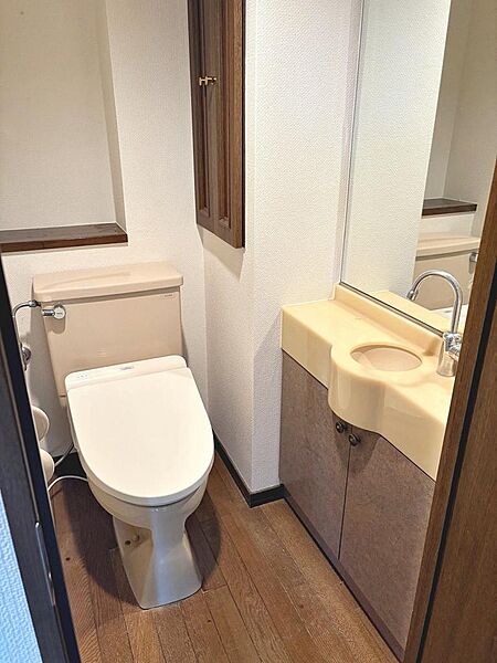 【トイレ内に手洗いあります】温水便座洗浄便座ですので、寒い日も温かい便座で安心して使用していただけますよ！