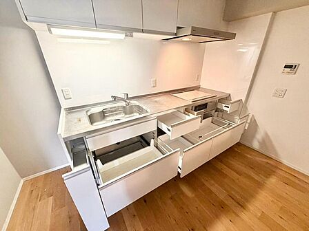 IHクッキングヒーターですので、コンロ周りのお掃除も楽々です!お料理に集中しやすい壁付けキッチンで毎日のお料理も気持ちよく出来ますね♪
