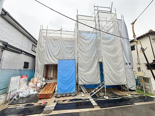 ゆとりの玄関ですよ!靴の脱ぎ履きがしやすいですね!シューズボックスも付いているので、玄関周りもすっきり片付きますね!