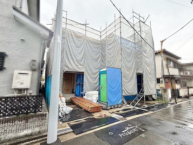【浴室暖房乾燥機付】一坪以上の浴室です!のびのび一日の疲れを癒して下さいね!浴室に窓が付いているので、換気ができて湿気やカビ防止になりますよ♪