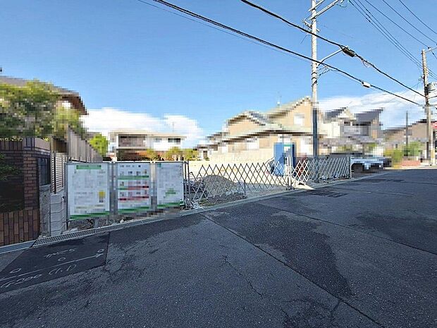 【縦列に駐車2台可能です】愛車の置き場所に困らないですね!広々駐車スペースはママやお子様の自転車も停められますね♪
